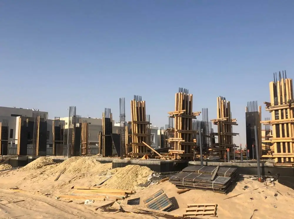 أعمال هيكل خرساني وأعمدة في موقع مشروع مقاولات