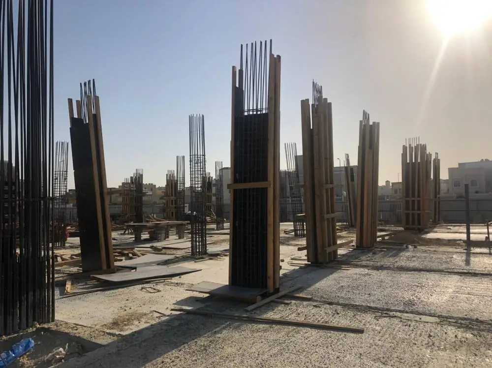 أعمدة خرسانية في موقع مبنى