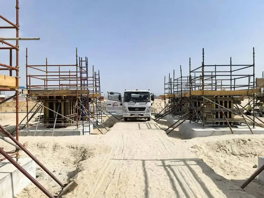 شاحنة وسقالات في موقع مشروع